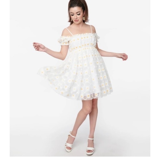 Smak Parlour Dresses & Skirts - Smak Parlour
White Daisy
Off the
Shoulder
Babydoll
Dress - 1X/16